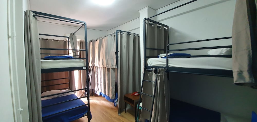 MIXED DORM, SHARED BATHROOM