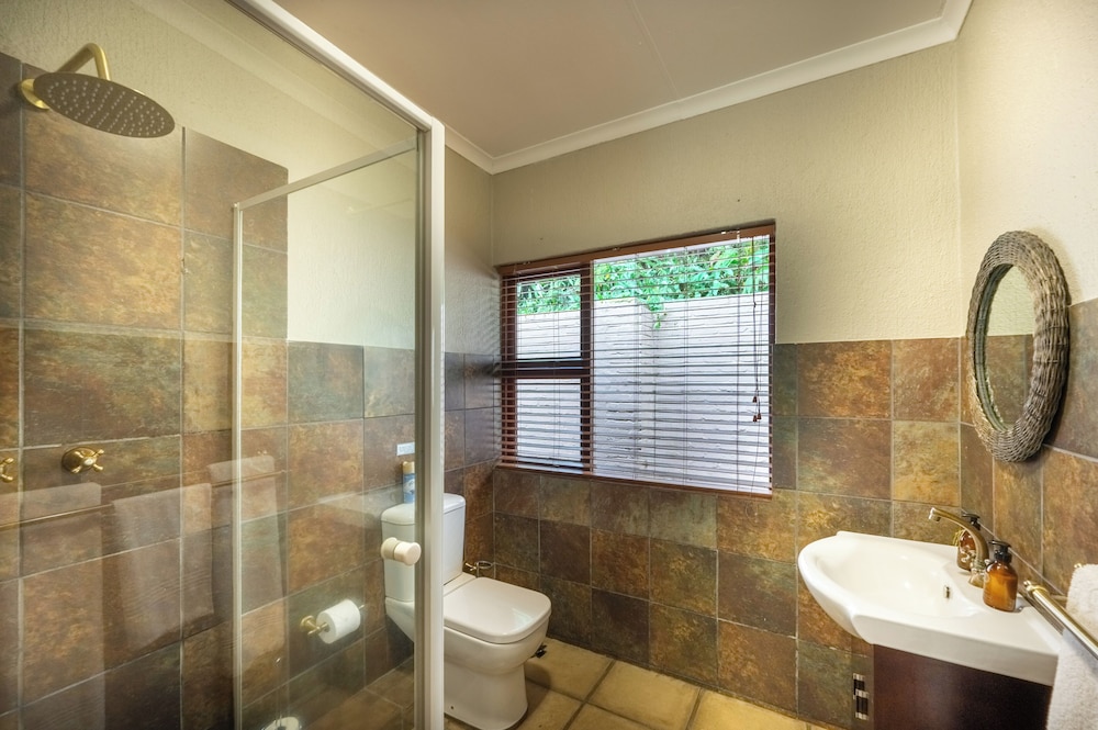 Bushbaby Valley Lodge 39/42