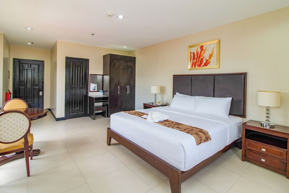 جناح، Main Hotel And Suites 2/3