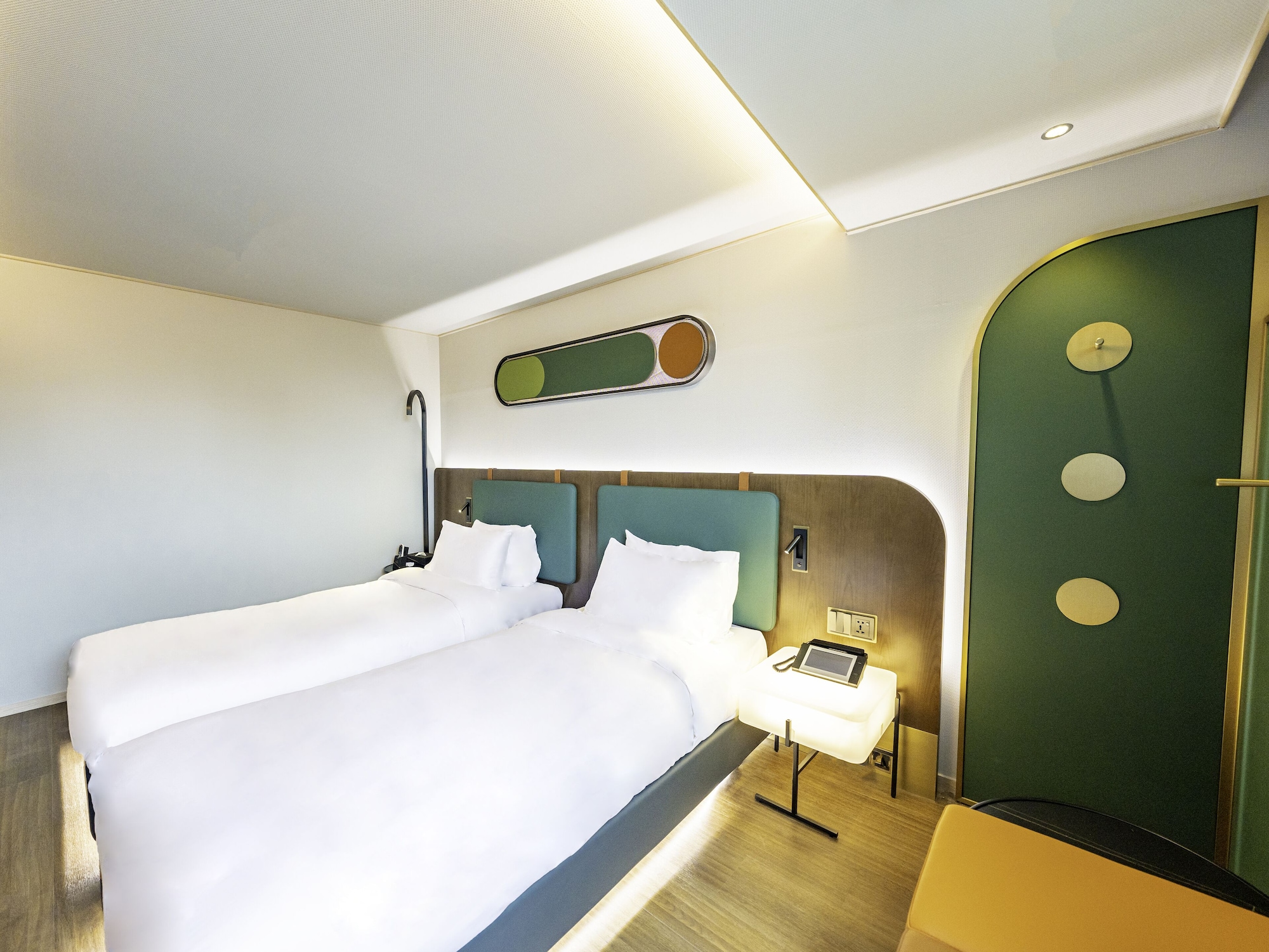 Standard, Twin Beds, Amber Hotel Central 2/9