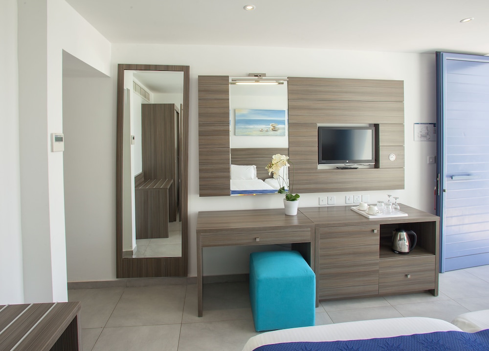 Limanaki Beach Hotel & Suites 29/36
