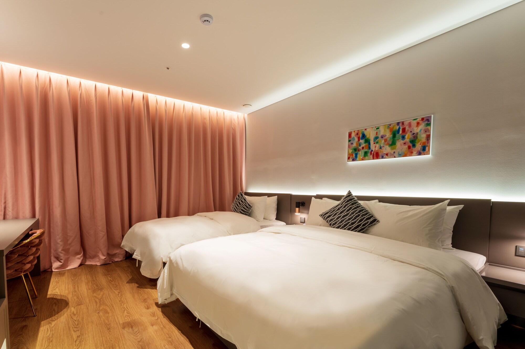 Deluxe, Twin Beds, 1 King and 1 Single Beds
