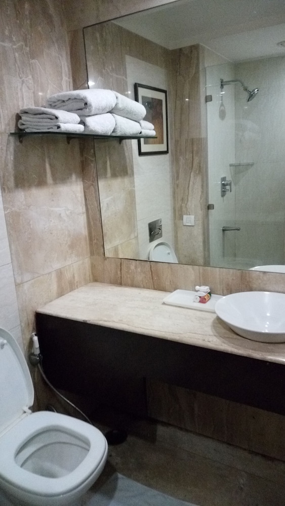 Hotel Orchid 25/26
