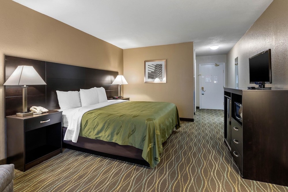 ROOM, QUEEN BED