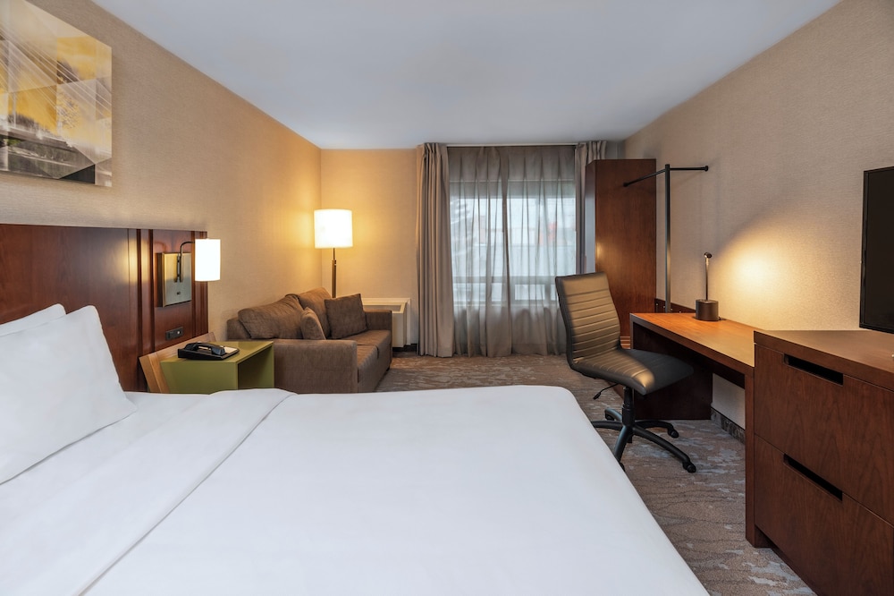 Upgrade, King Bed, Courtyard View, Ground Floor, Comfort Inn Sault Ste Marie ON 3/8