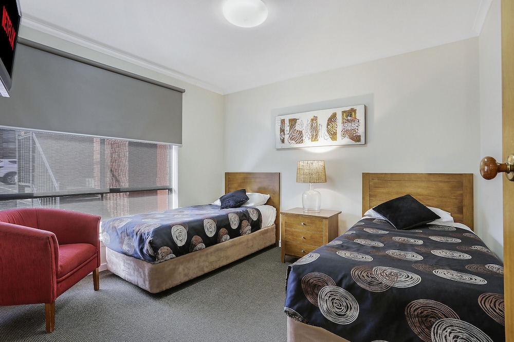 Tudor Motor Inn 28/33