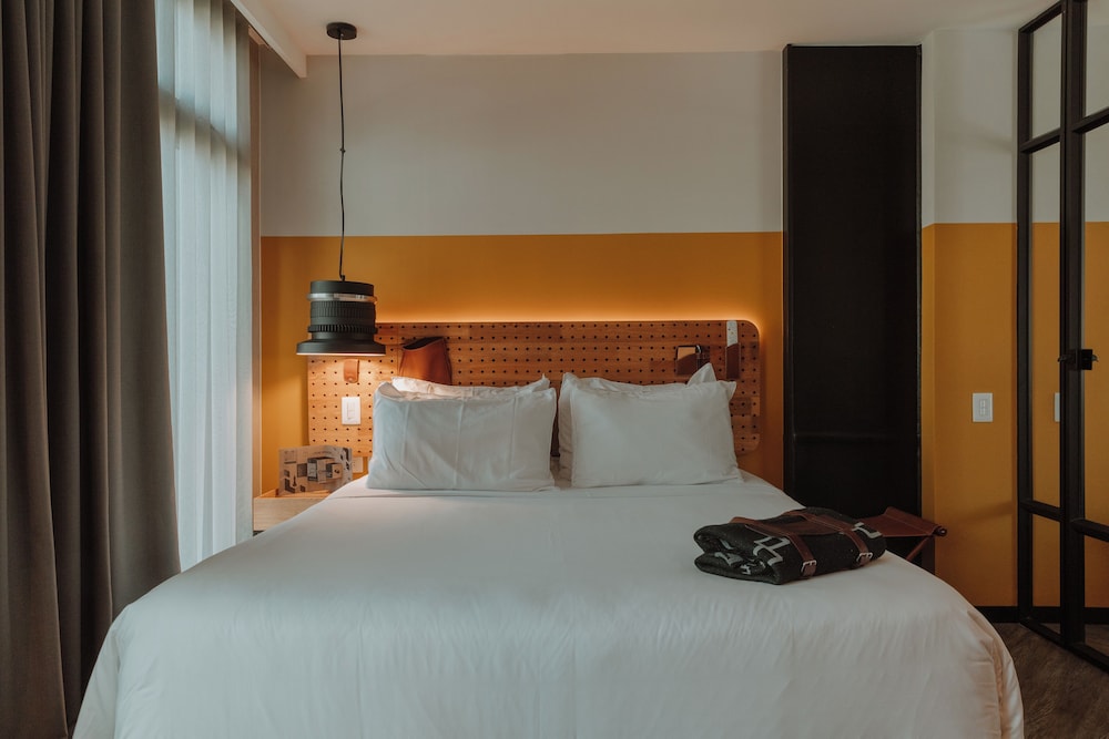 XS, ECONOMY, QUEEN BED