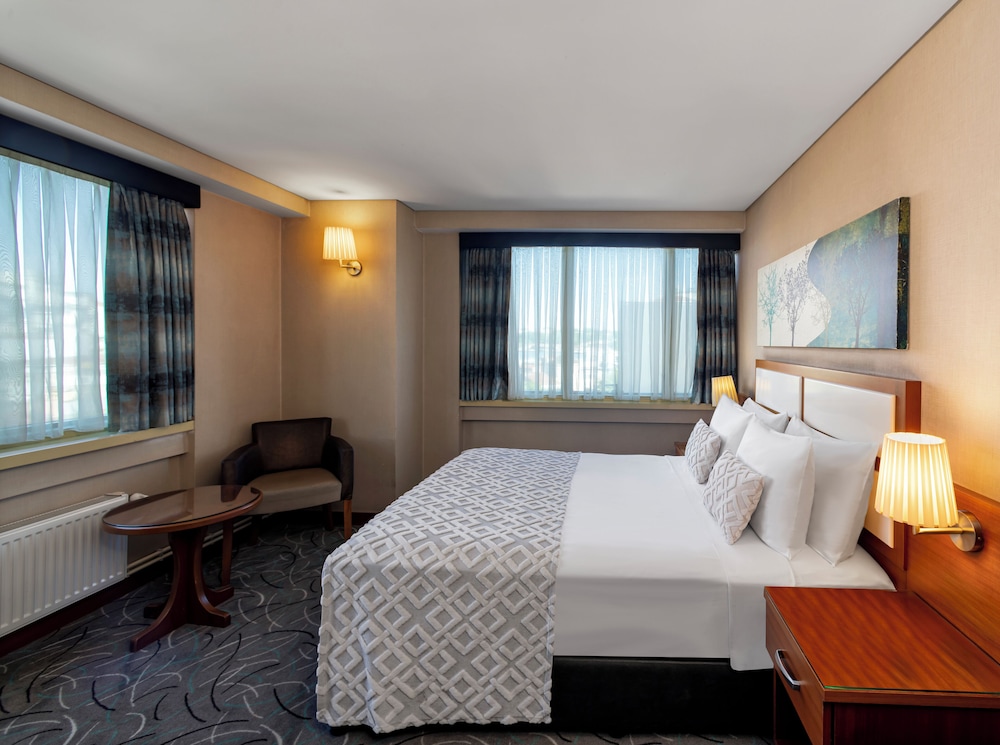 ROOM, DOUBLE OR TWIN BED, CITY VIEW