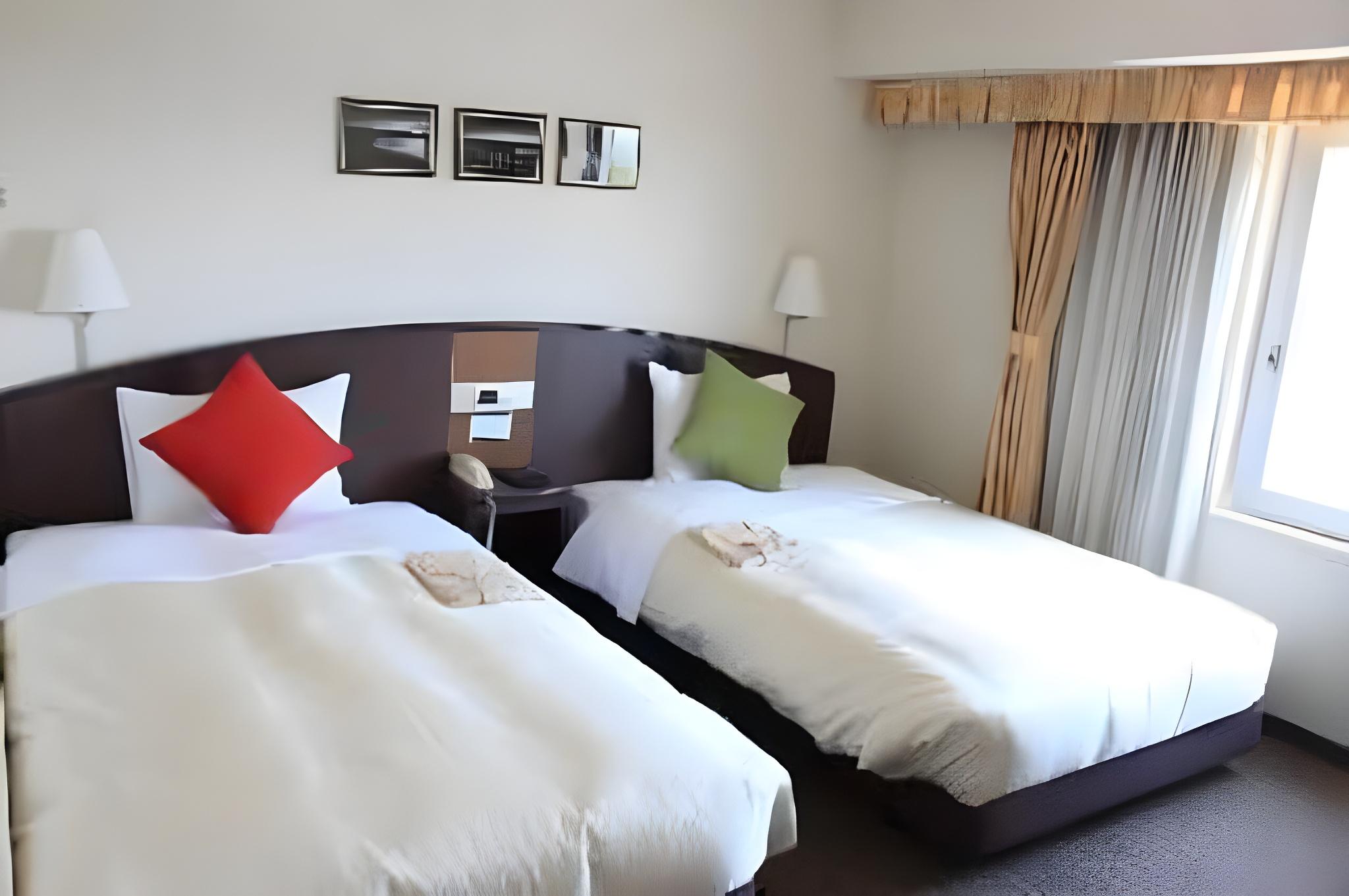 ROOM, TWIN BEDS