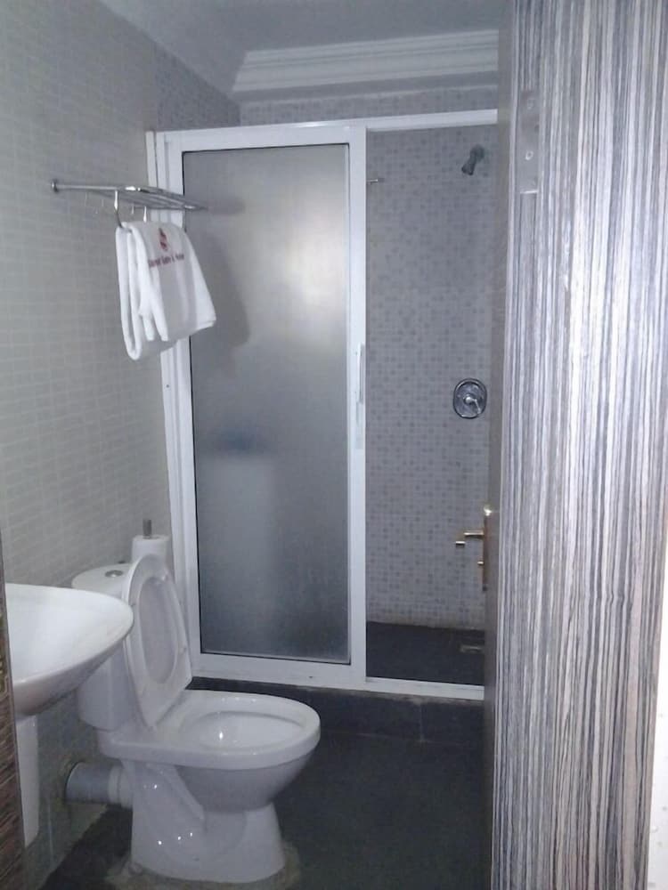 Thornberry Savannah Suite Hotel 28/32