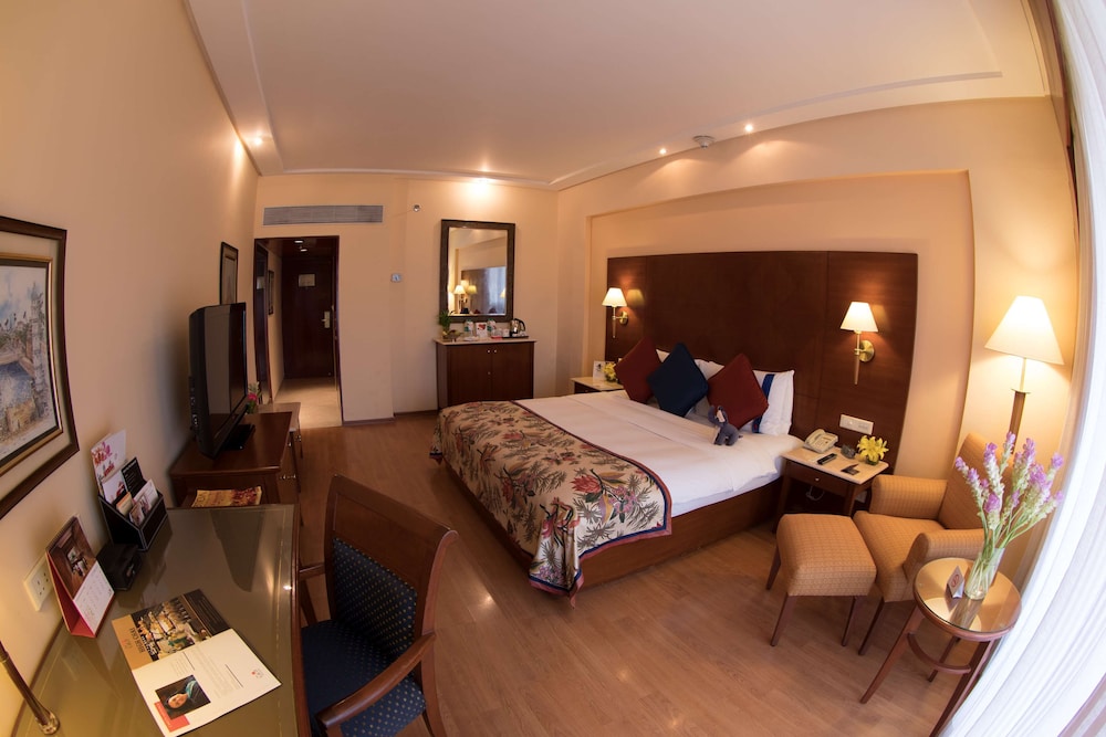 THE LALIT MUMBAI 25/67