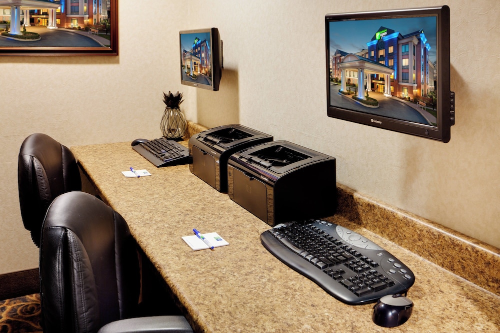 Holiday Inn Express Hotel Suites Warwick Providence Airport 36/43