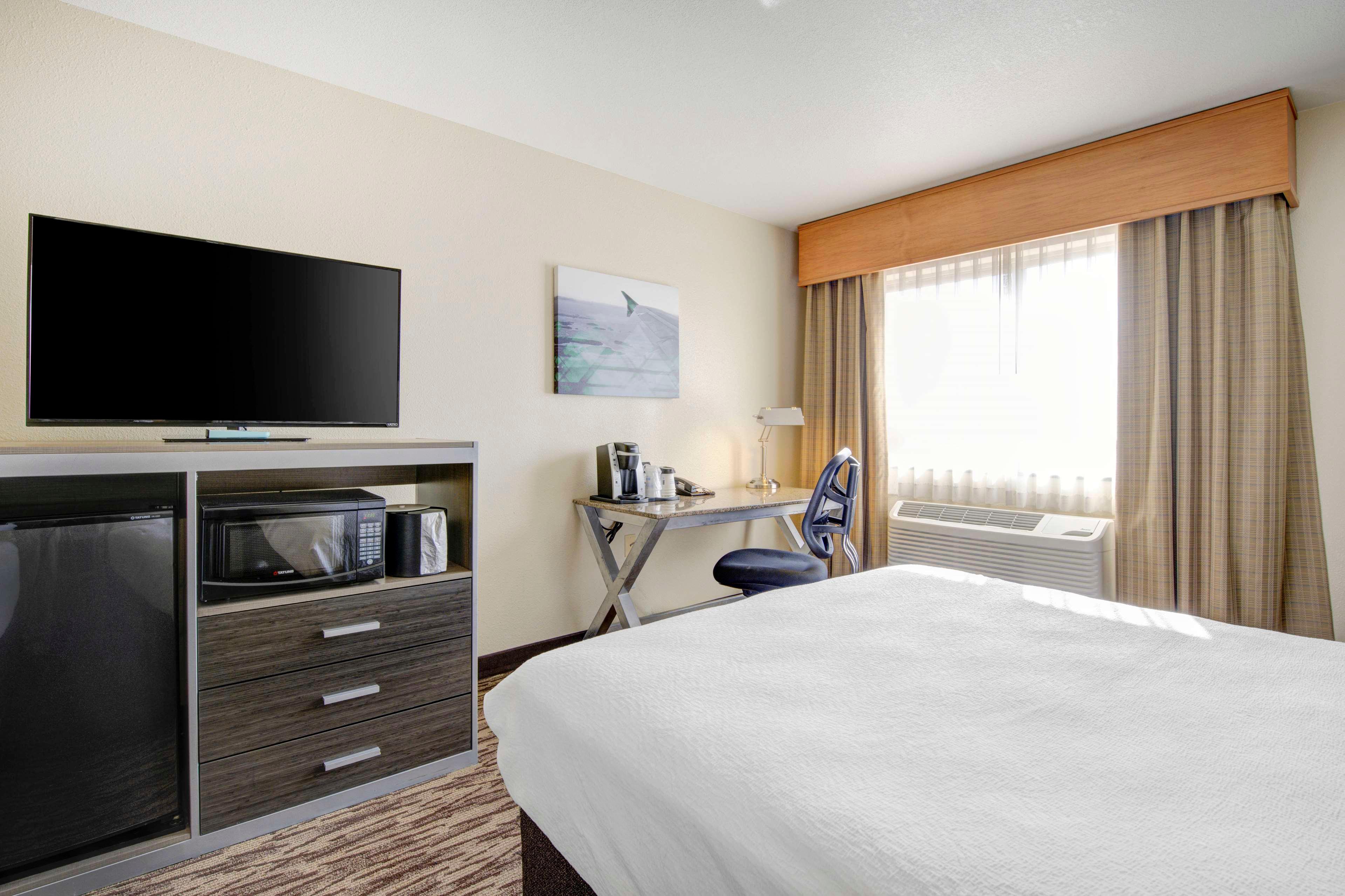 غرفة بسرير مزدوج، Best Western Plus Peppertree Airport Inn 2/3
