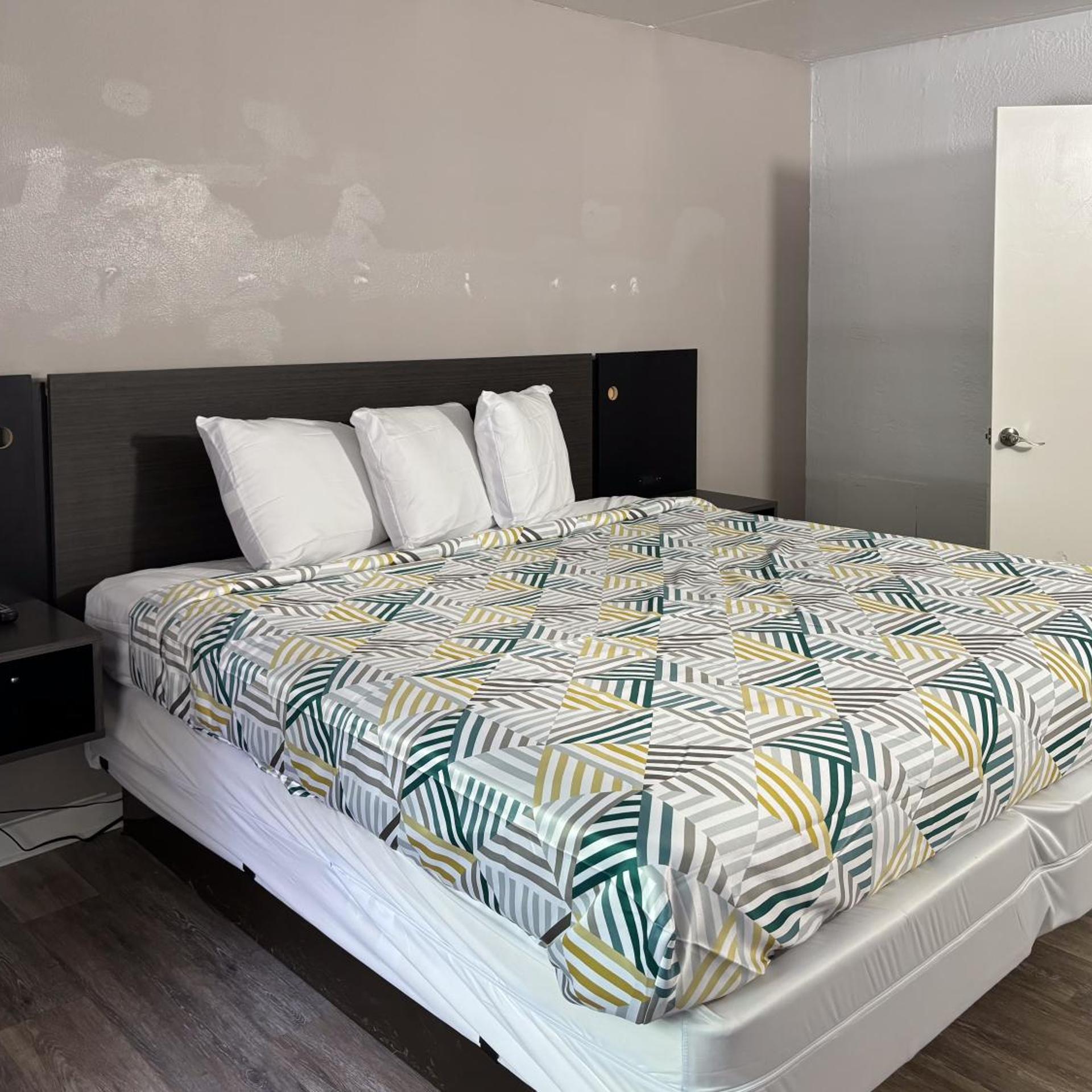 1 King Bed - Non-Smoking, Micfridge