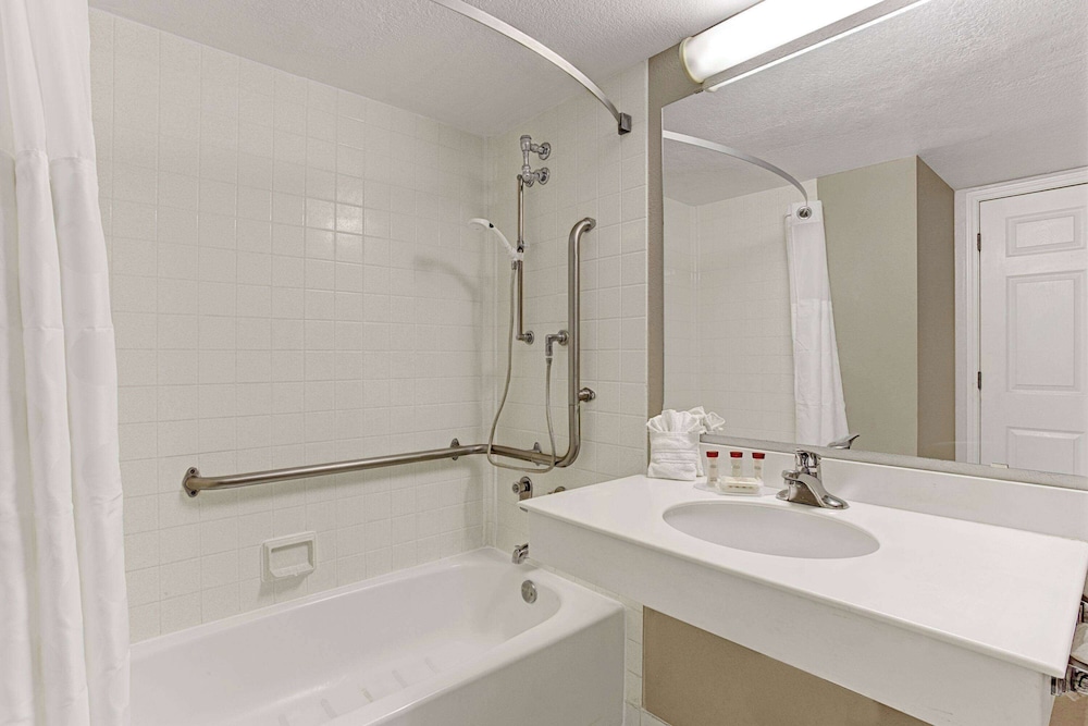 Days Inn by Wyndham Tucson City Center 22/23