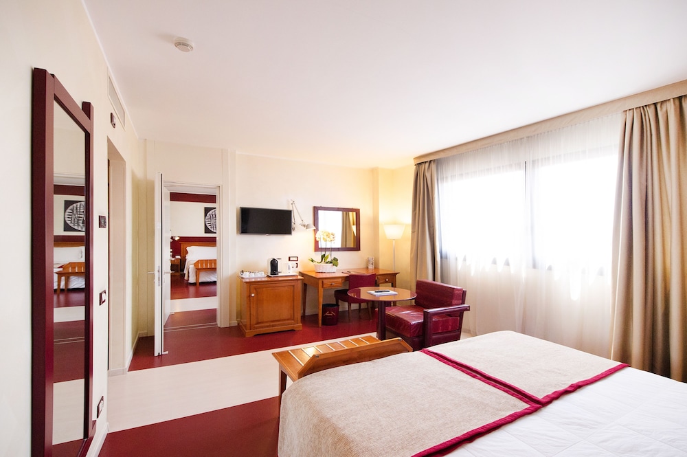CONNECTING, SUPERIOR, DOUBLE OR TWIN BED