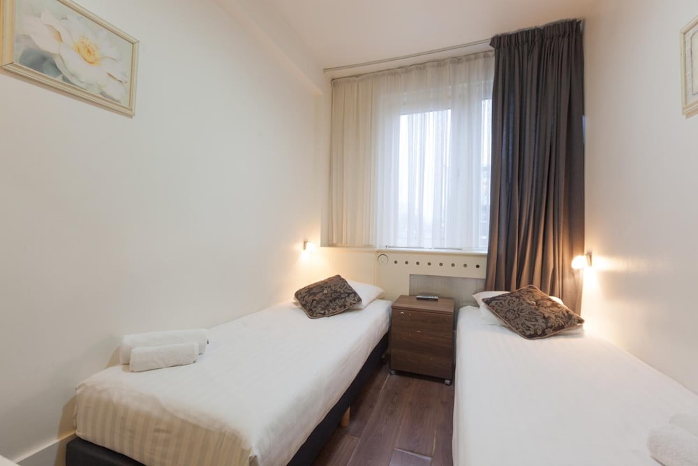 The Townhouse Hotel 8/32