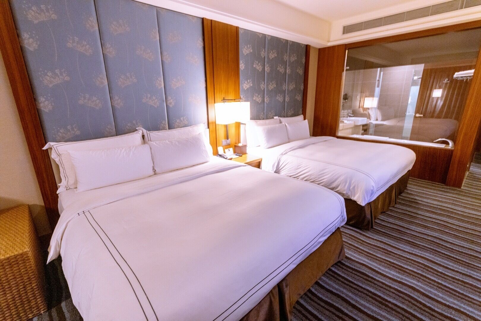 DELUXE, DOUBLE OR TWIN BED, SEA VIEW, BATHTUB