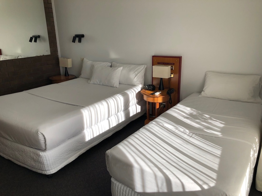 Matador Motor Inn 27/80