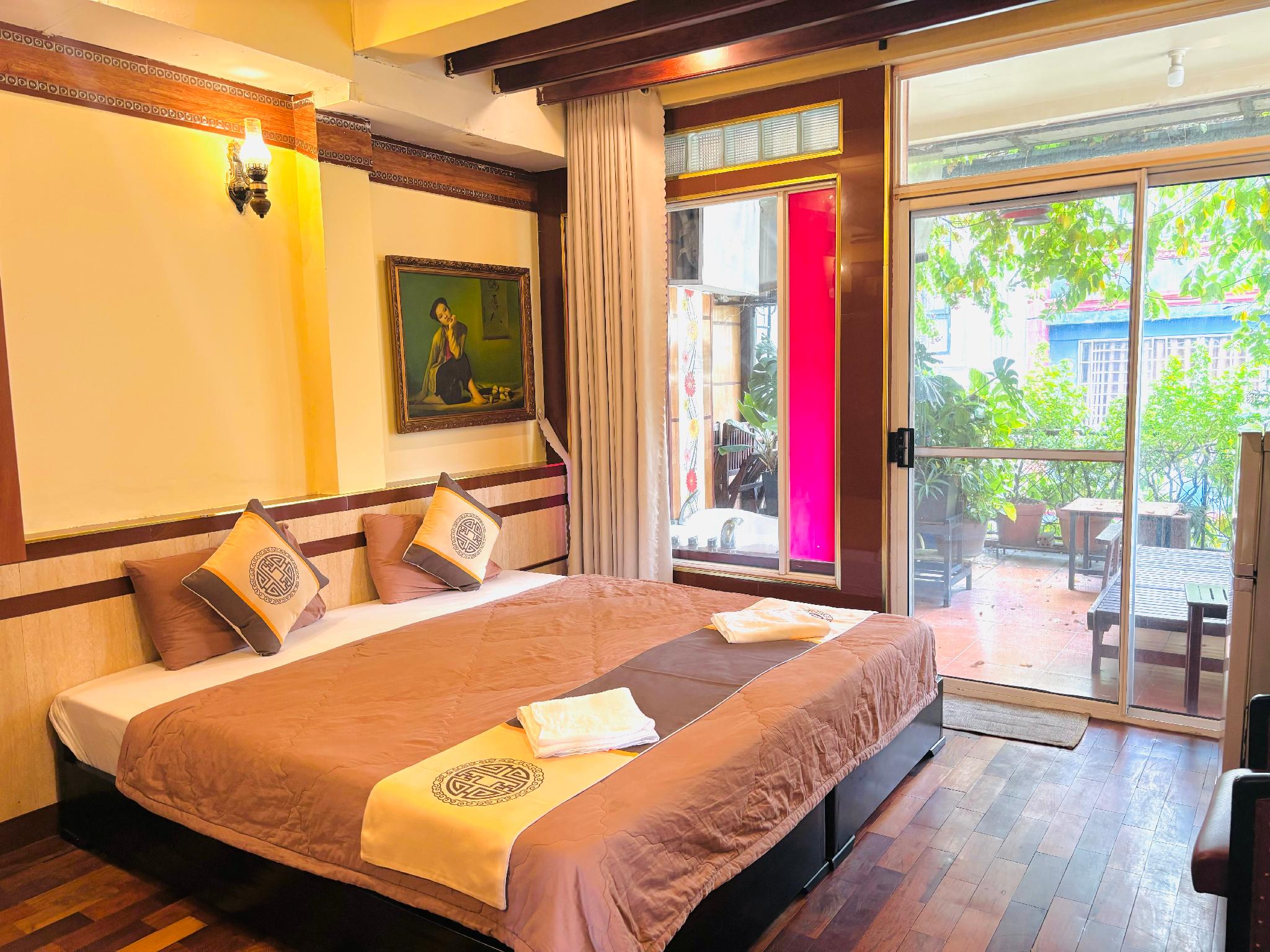 Deluxe, King and Queen Bed