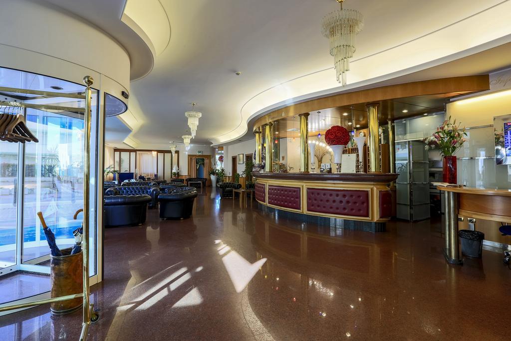 Hotel Ambassador 2/22