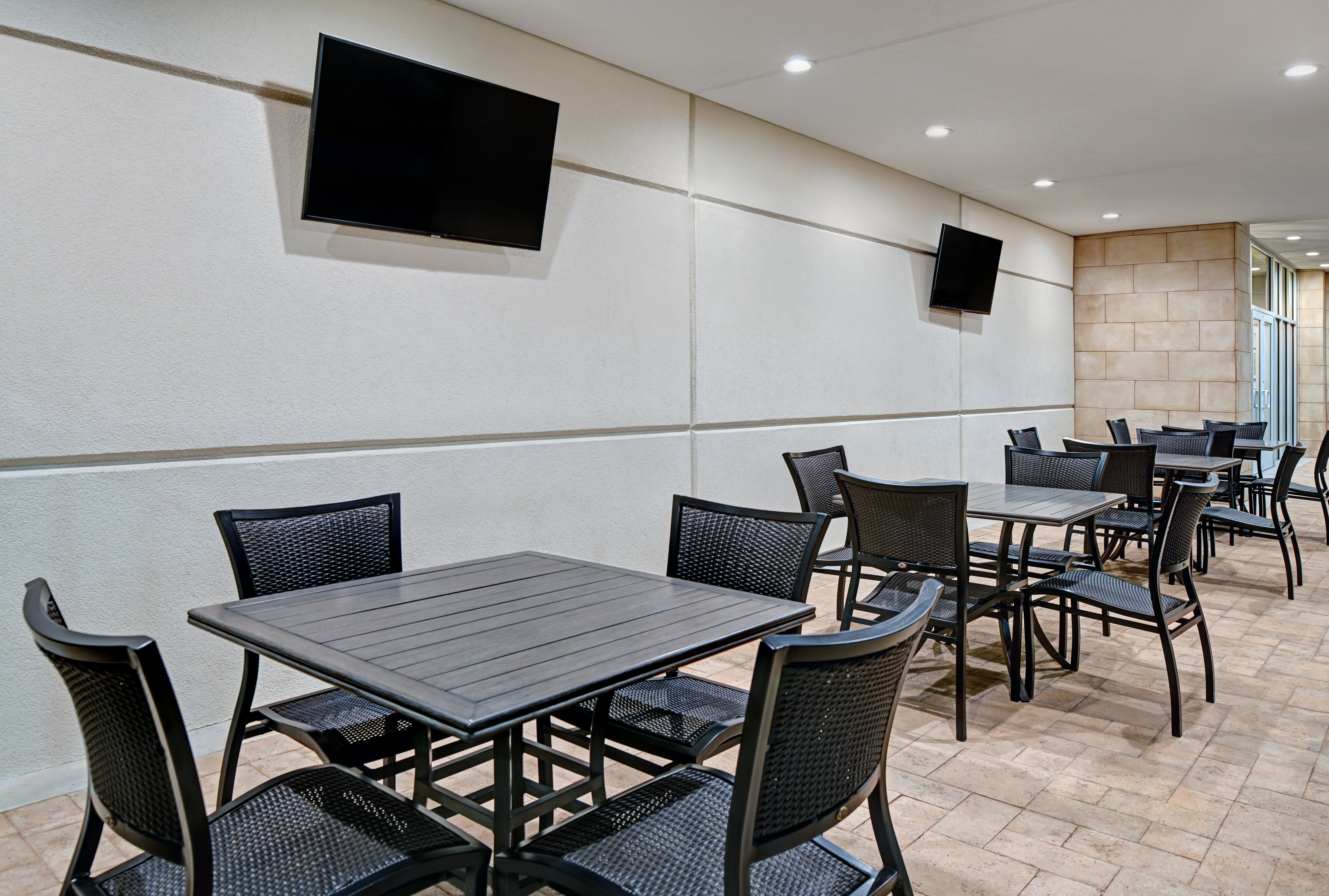 Holiday Inn Express Suites Houston W Memorial City Area 33/39