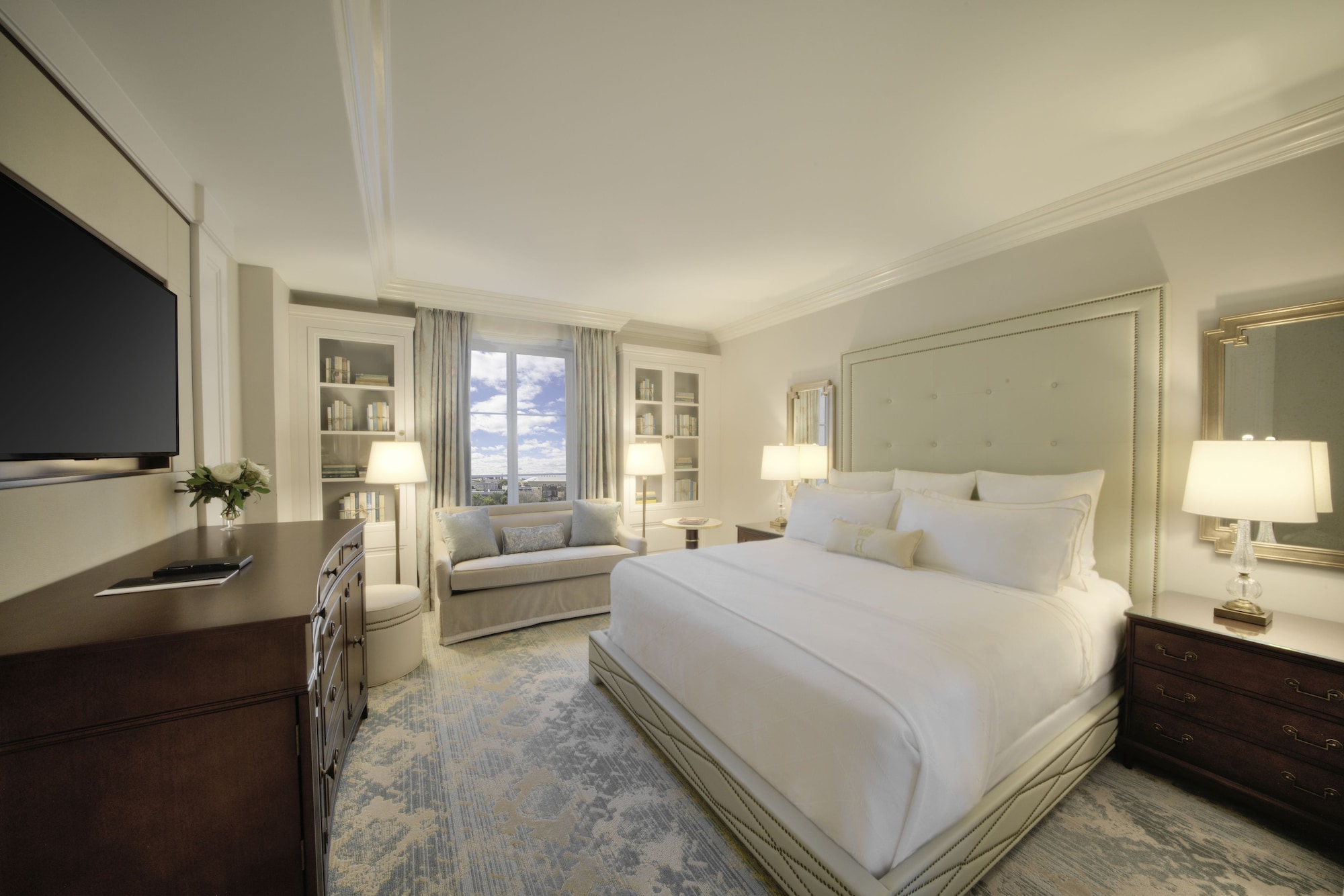 DELUXE, KING BED, ACCESSIBLE