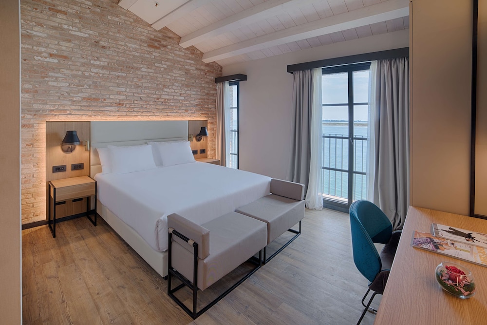 PREMIUM, WITH EXTRA BED, LAGOON VIEW
