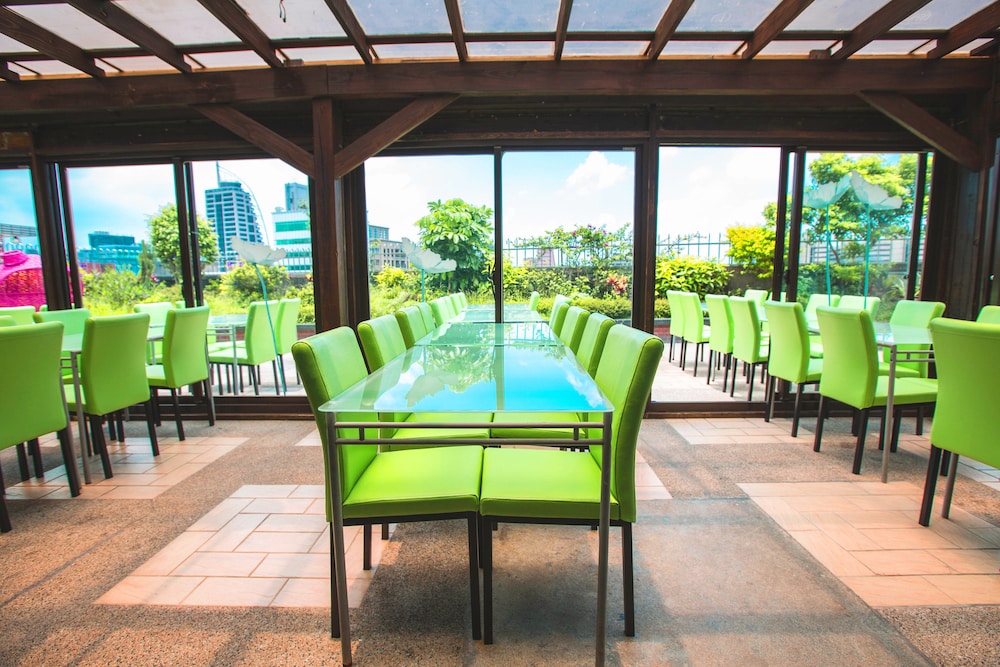 Sunny Hotel 17/24