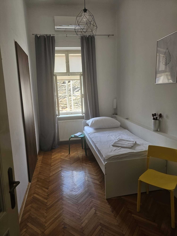 2 Bedrooms, Apartment, 7 Beds