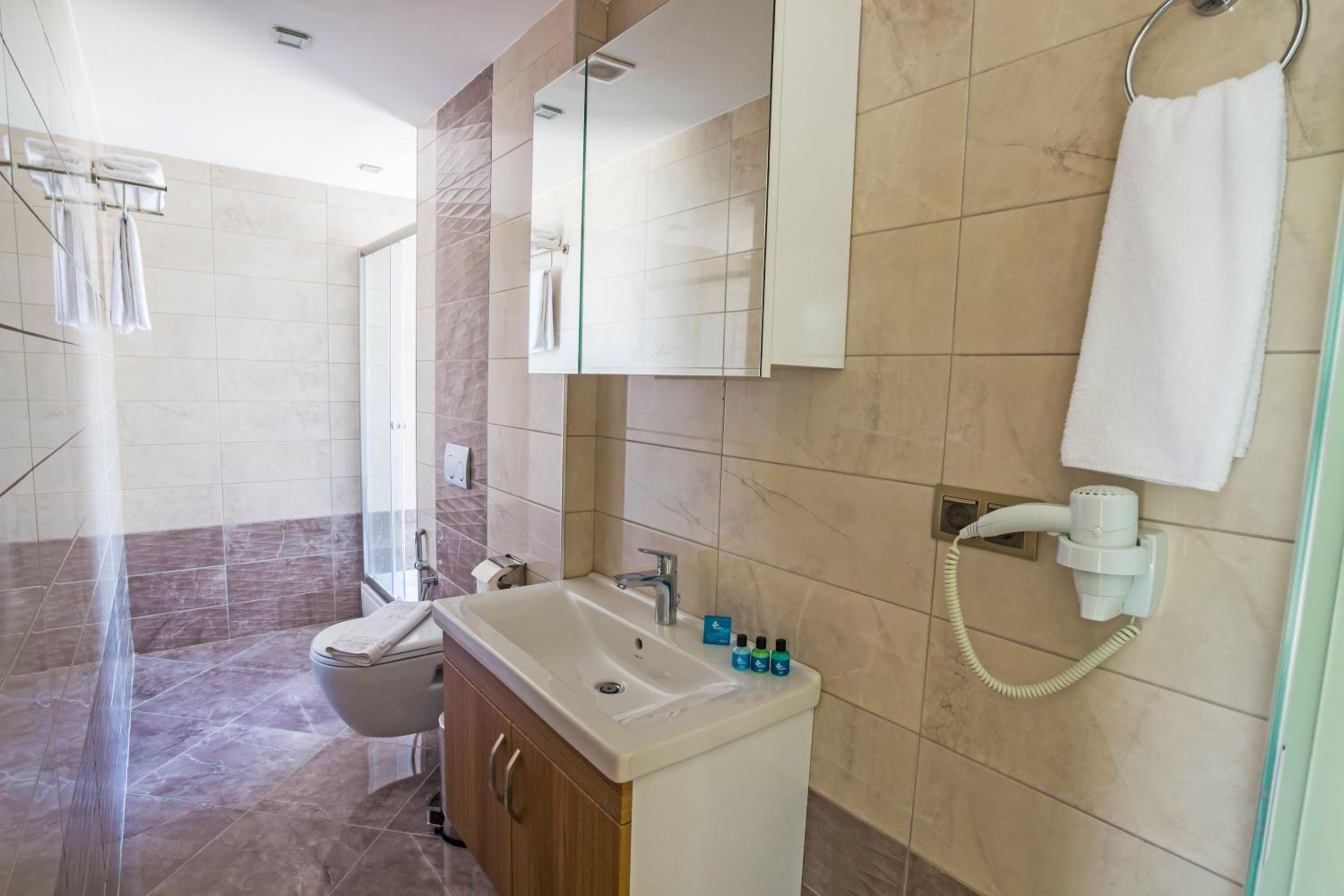غرفة ثلاثية بإطلالة على البحر، ALESHA SUITE HOTEL 5/6