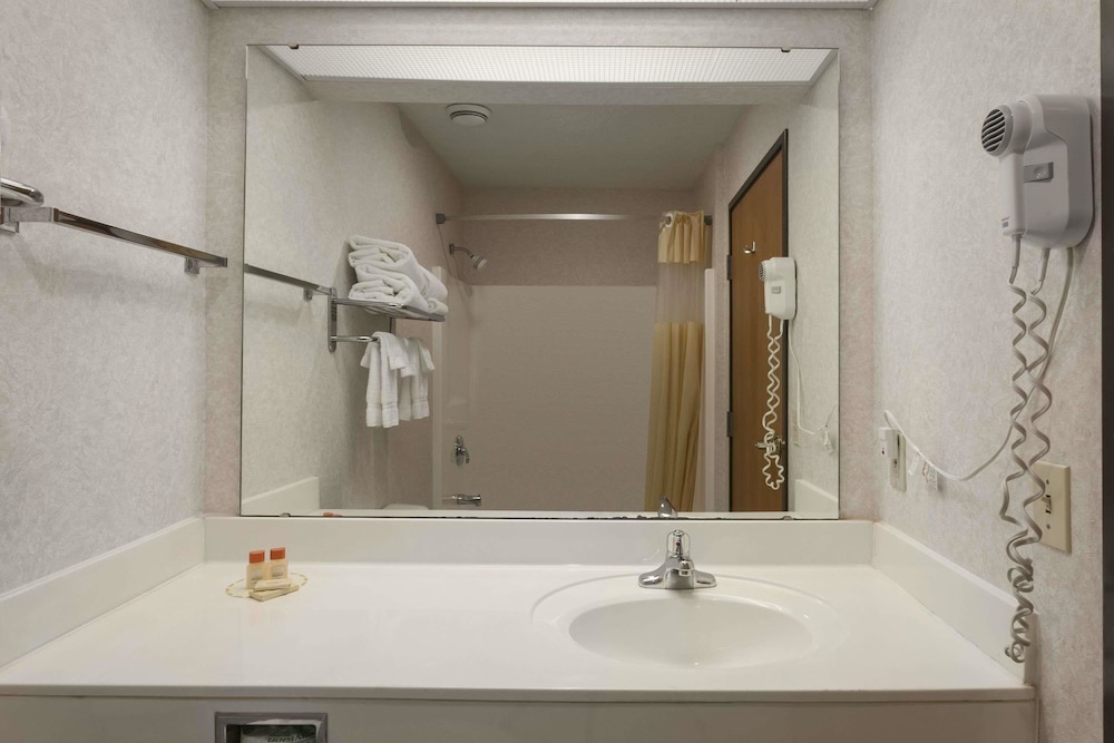 Days Inn By Wyndham Jefferson City 14/24