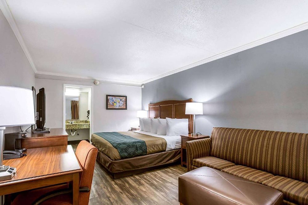 Travelodge by Wyndham Canton/Livonia Area, MI 20/38