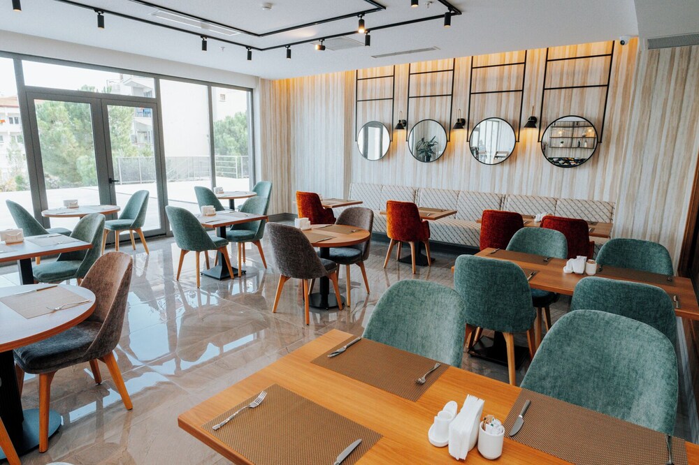 The Emporia Hotel 24/44