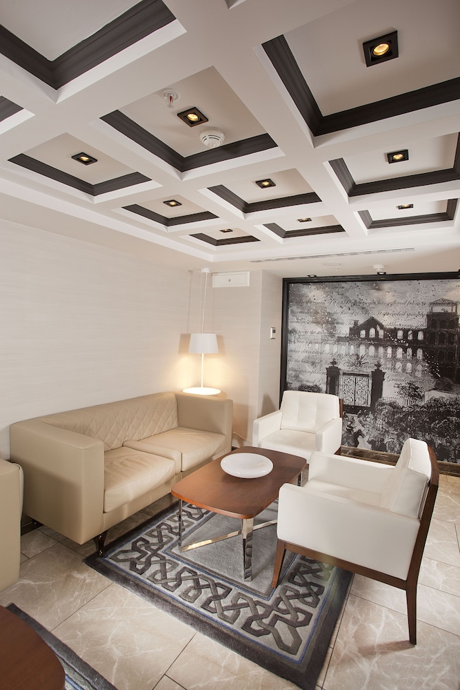 La Villa Hotel 24/41
