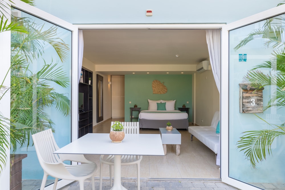 Dolphin Suites 8/50