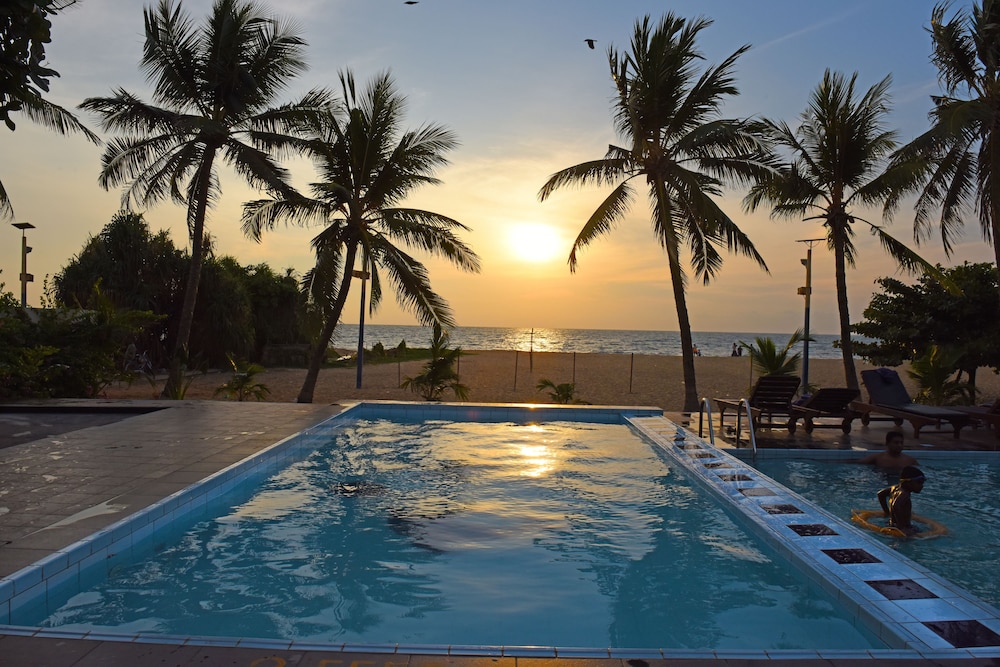 Catamaran Beach Hotel 24/30