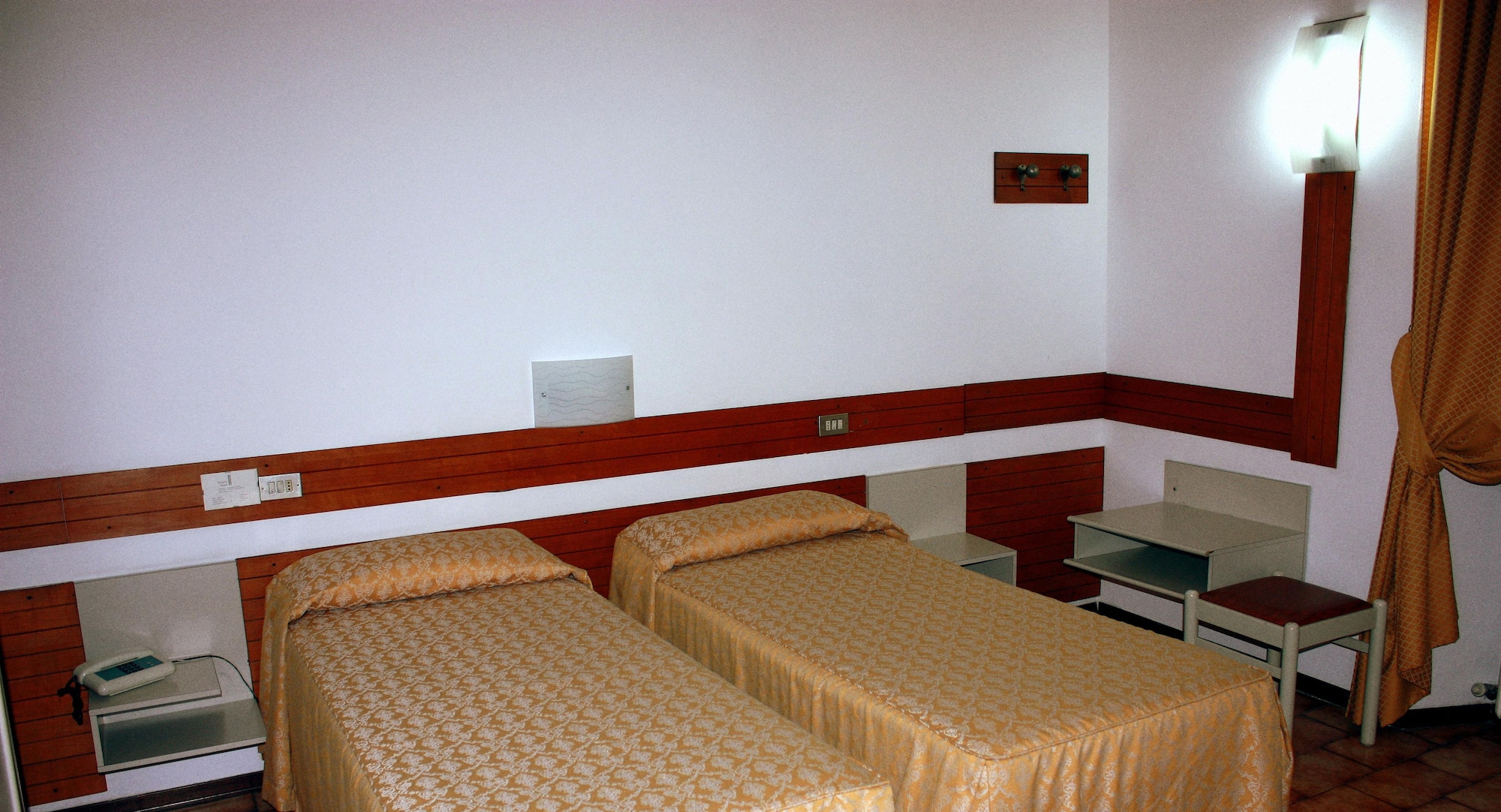 ECONOMY, TWIN BEDS