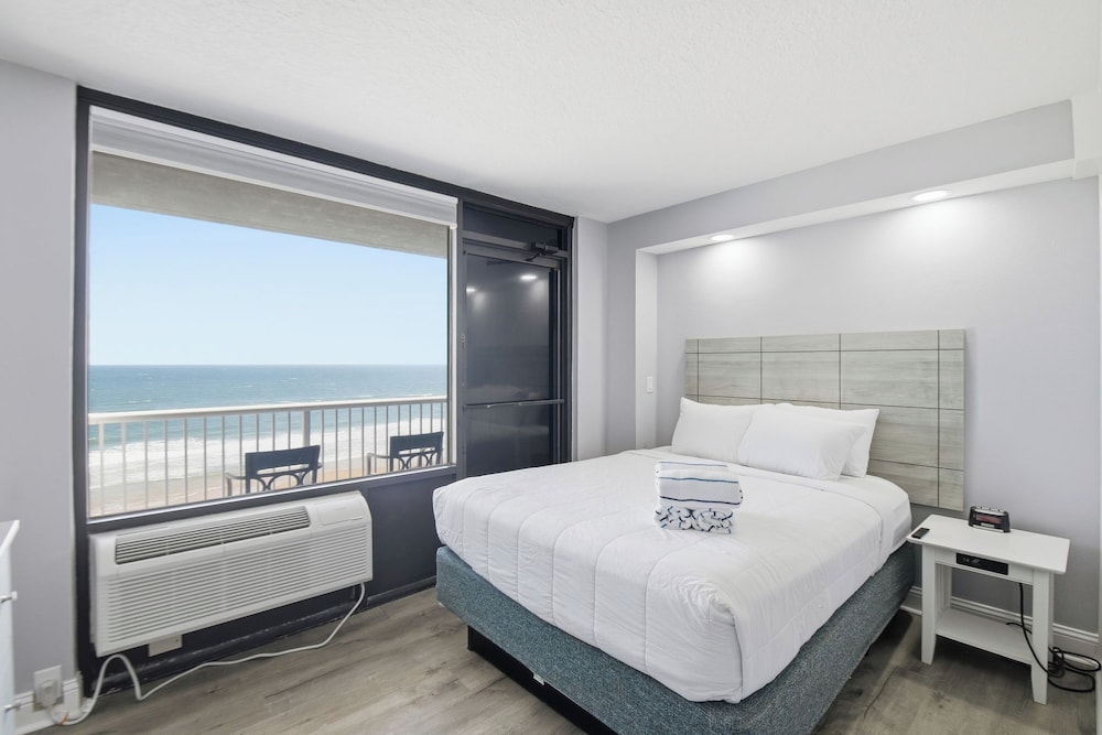 Deluxe, Studio, Queen Bed, Ocean Front, Sofa