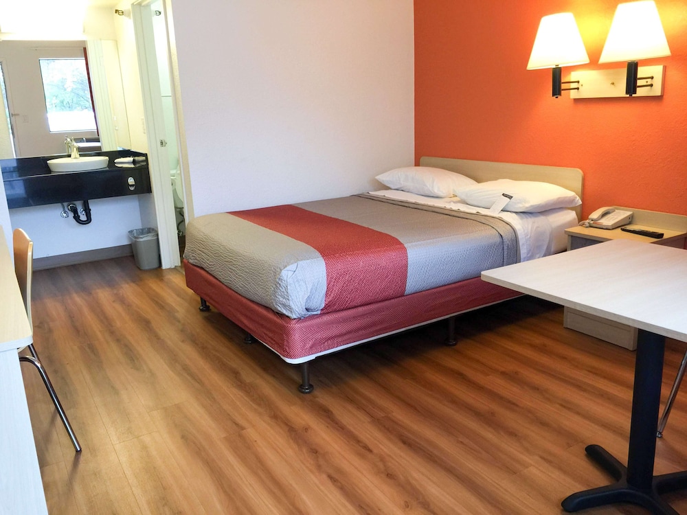 Motel6 Roseville, MN - Minneapolis North 15/33