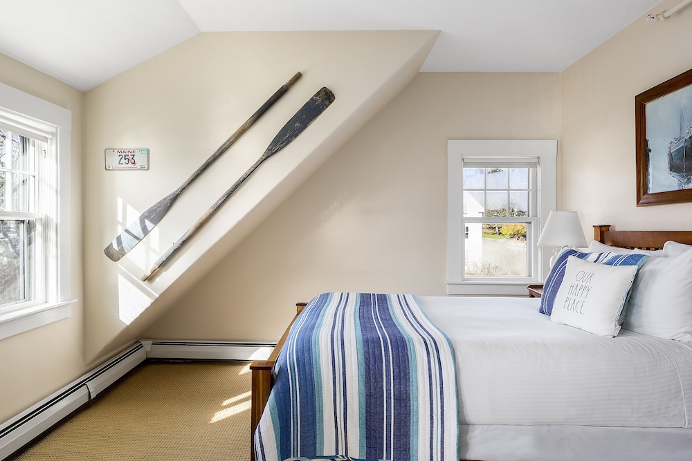 Inner, Suite, Queen Bed, Harbour View، East Wind Inn 2/4