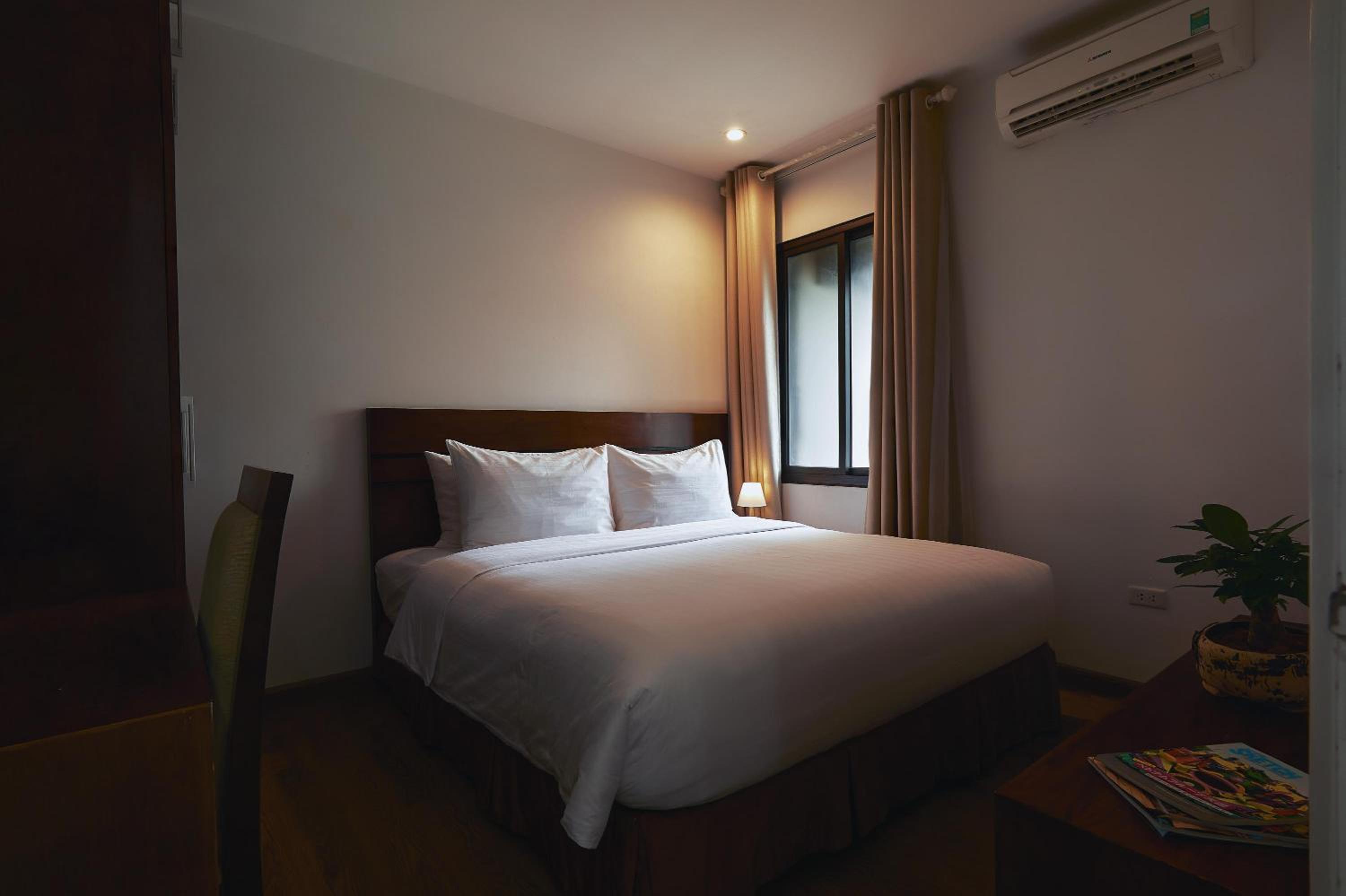 1 Bedroom, Deluxe, Suite, King Bed, Street View, Bathtub