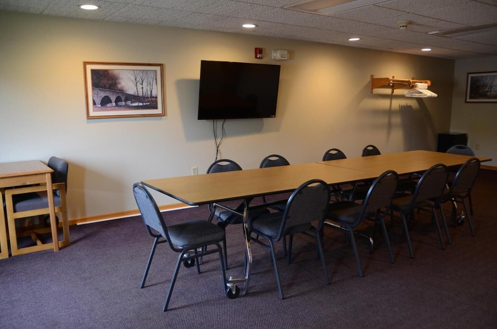 Fairbridge Inn Suites In Thorp Wi 41/47