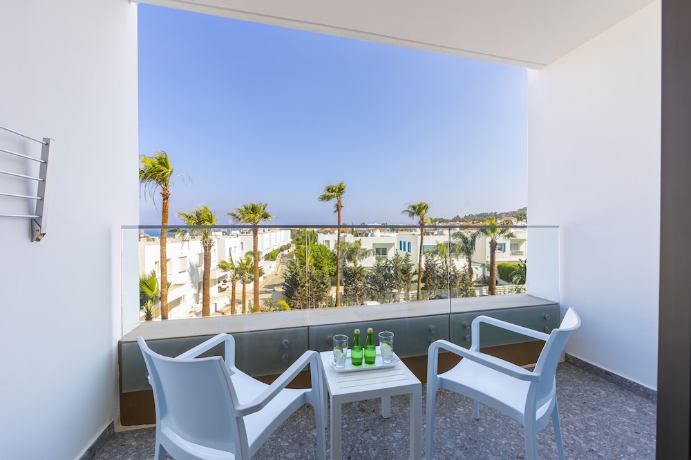 Leonardo Crystal Cove Hotel Spa By the Sea 39/64
