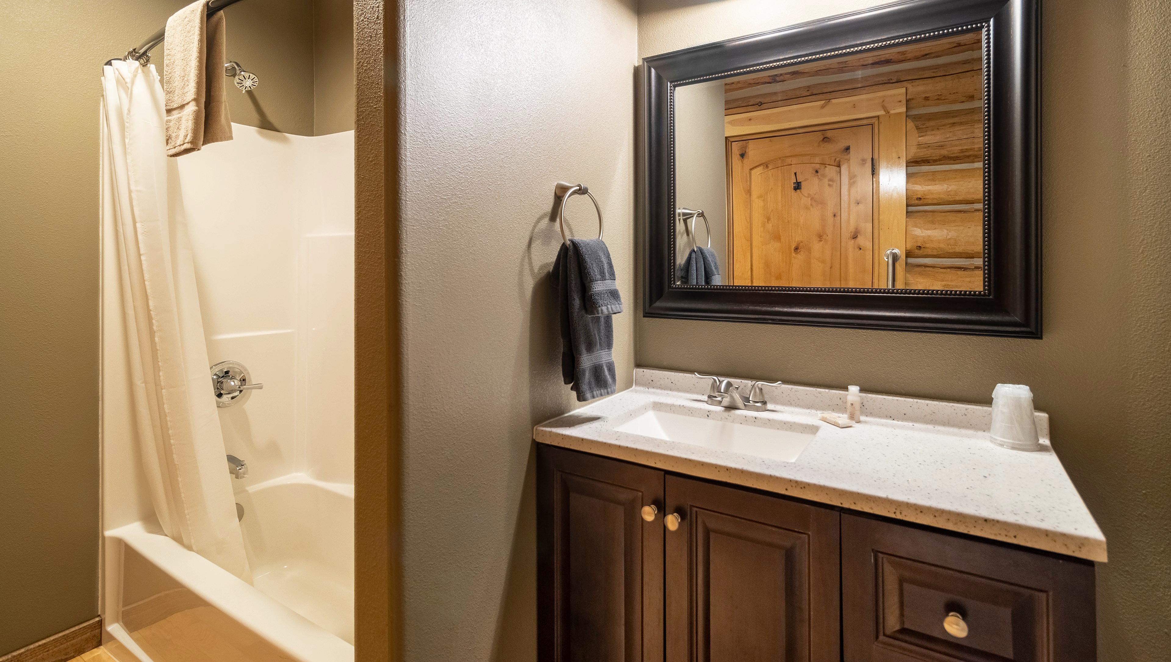 Room, Queen Bed, West Wing, Accessible
