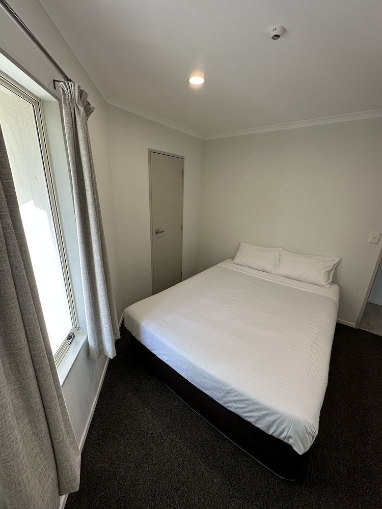 3 BEDROOMS, APARTMENT, LAKE VIEW