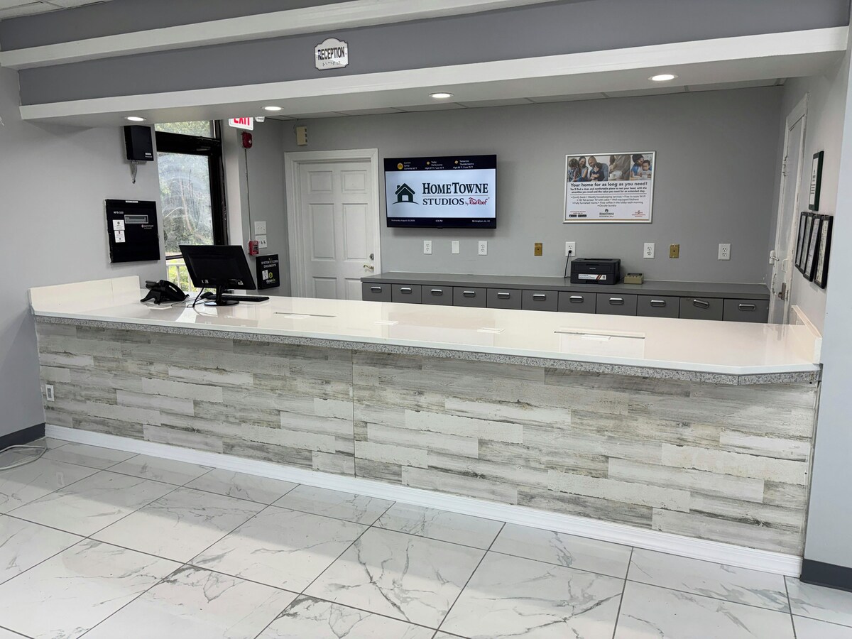 HomeTowne Studios by Red Roof Birmingham - Airport 1/11
