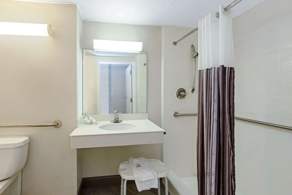 La Quinta Inn Suites New Orleans Airport 22/50