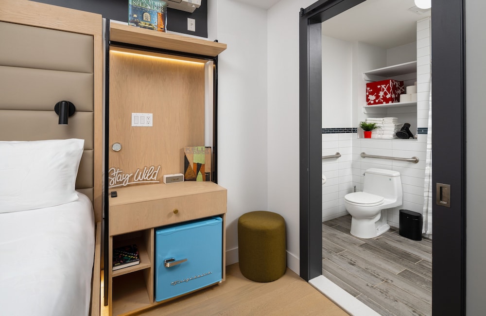 Hotel 837 50/50