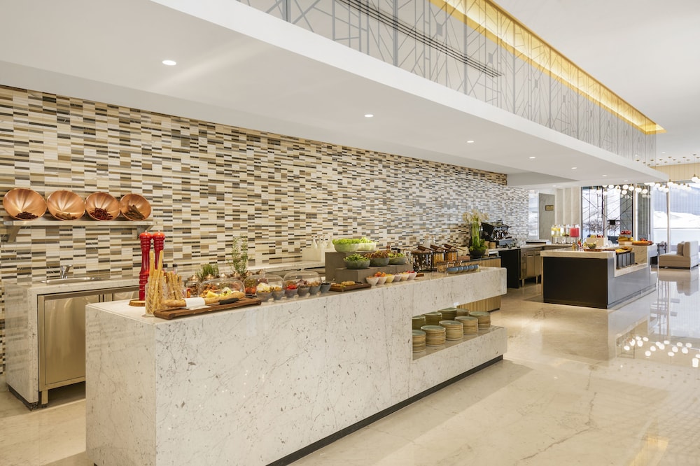 Wyndham Grand Doha West Bay Beach 7/57